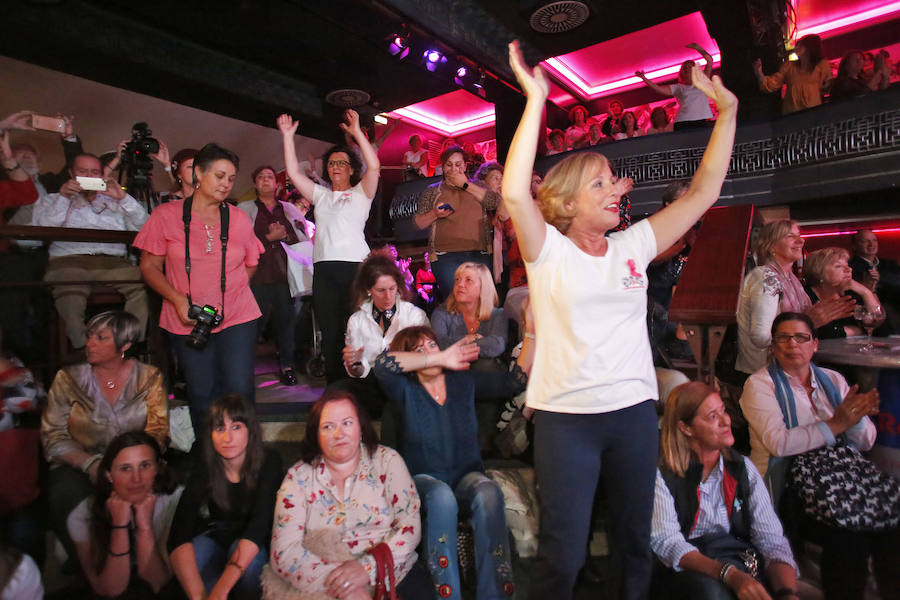 Afectadas por la enfermedad desfilan en la Casa de la Vida en un ejemplo de coraje.