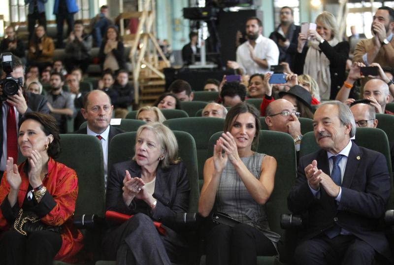 Doña Letizia acude a la Fábrica de Armas de La Vega para ver la actividad guiada por Martin Scorsese. Un encuentro del Premio Princesa de las Artes 2018 con jóvenes cineastas 