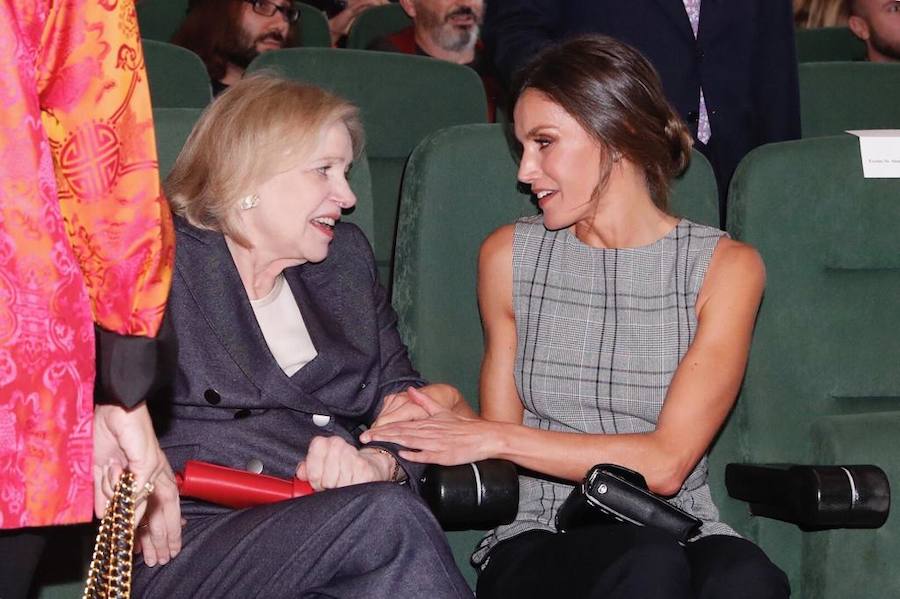 Doña Letizia acude a la Fábrica de Armas de La Vega para ver la actividad guiada por Martin Scorsese. Un encuentro del Premio Princesa de las Artes 2018 con jóvenes cineastas 