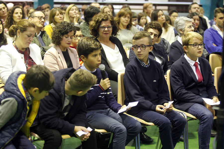 Los representantes de la ONG, galardonada con el Premio Princesa de Asturias de Cooperación Internacional 2018, se reunieron con alumnos de Primaria e inauguraron una exposición con dibujos realizados por los jóvenes estudiantes. 