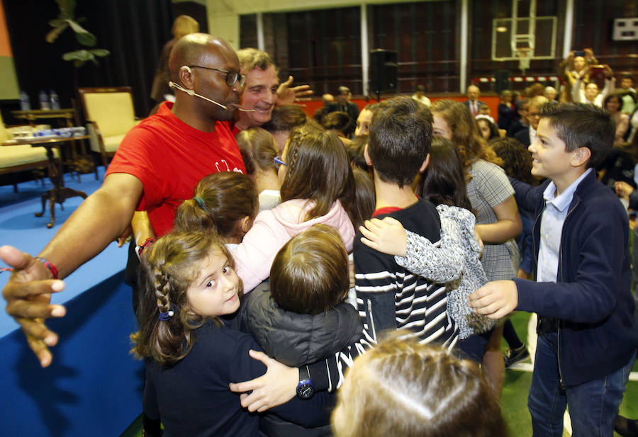 Los representantes de la ONG, galardonada con el Premio Princesa de Asturias de Cooperación Internacional 2018, se reunieron con alumnos de Primaria e inauguraron una exposición con dibujos realizados por los jóvenes estudiantes. 