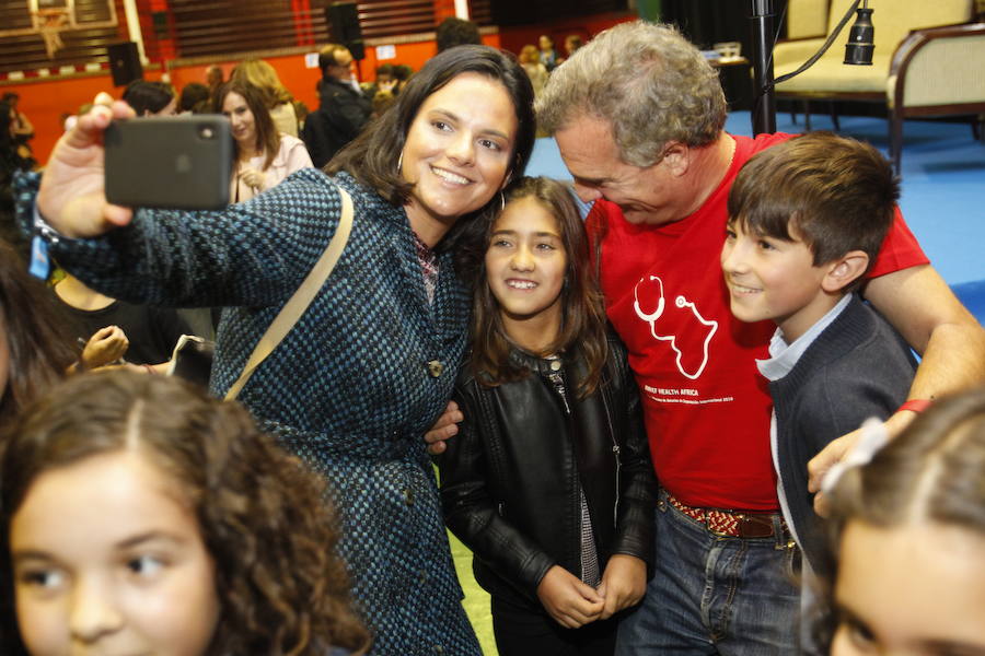 Los representantes de la ONG, galardonada con el Premio Princesa de Asturias de Cooperación Internacional 2018, se reunieron con alumnos de Primaria e inauguraron una exposición con dibujos realizados por los jóvenes estudiantes. 
