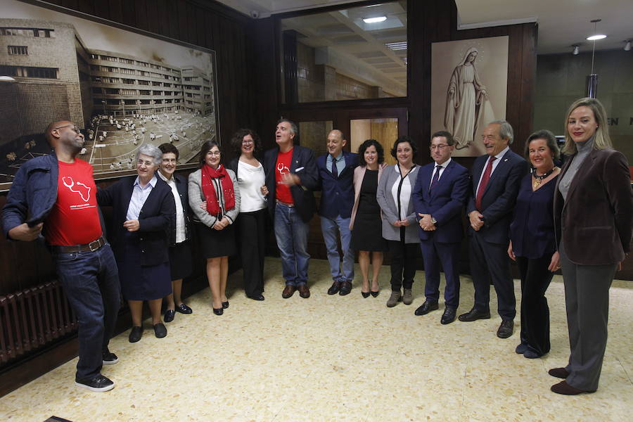 Los representantes de la ONG, galardonada con el Premio Princesa de Asturias de Cooperación Internacional 2018, se reunieron con alumnos de Primaria e inauguraron una exposición con dibujos realizados por los jóvenes estudiantes. 