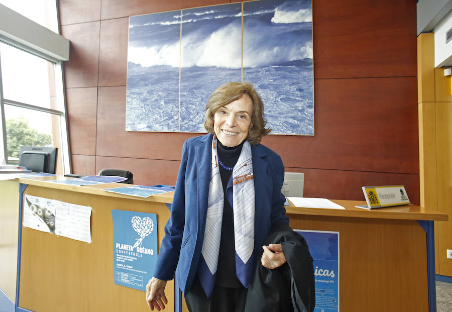 La oceanógrafa estadounidense Sylvia Earle, galardonada con el Premio Princesa de Asturias de la Concordia, visitó este jueves el Instituto oceanográfico de Gijón