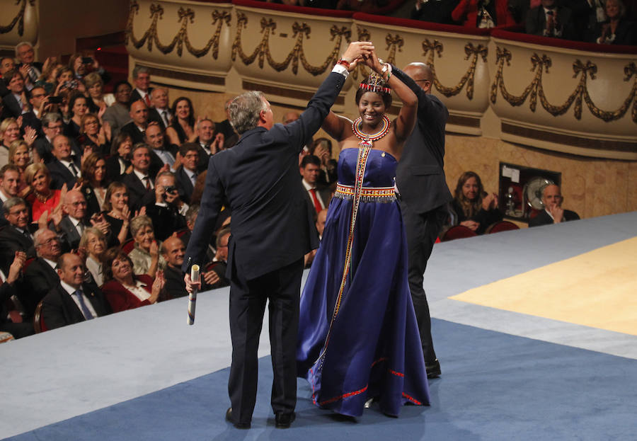 Los Reyes entregaron los ocho galardones en un Campoamor rendido a los premiados, cuyas «vidas ejemplares» fueron destacadas por Don Felipe.