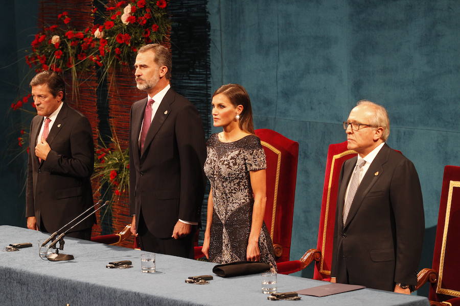 Los Reyes entregaron los ocho galardones en un Campoamor rendido a los premiados, cuyas «vidas ejemplares» fueron destacadas por Don Felipe.