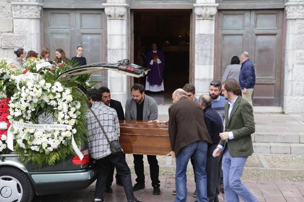 Traslado del féretro al interior de la iglesia. :: NEL ACEBAL