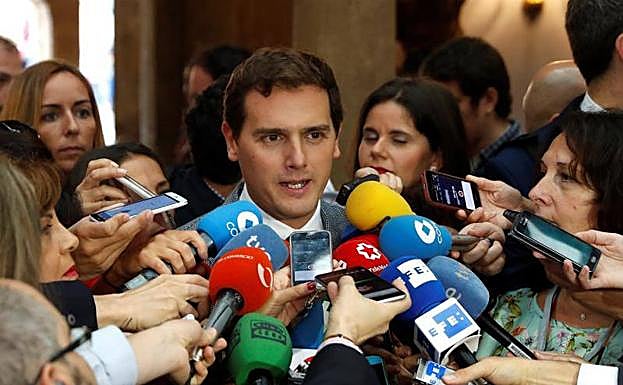 Albert Rivera, atiende a los medios a su llegada hoy a Oviedo.