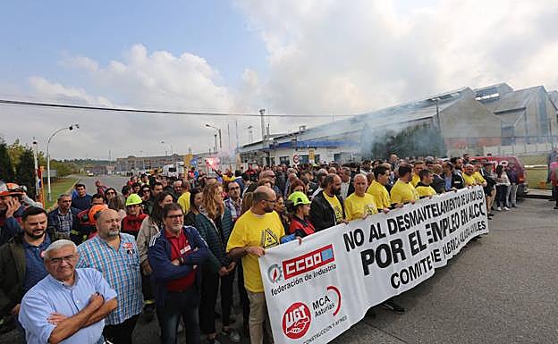 Concentración de los trabajadores ante la fábrica de Alcoa en Avilés. 