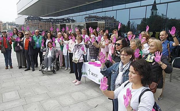 Acto con motivo del Día Mundial contra el Cáncer de Mama ante las puertas del HUCA. 