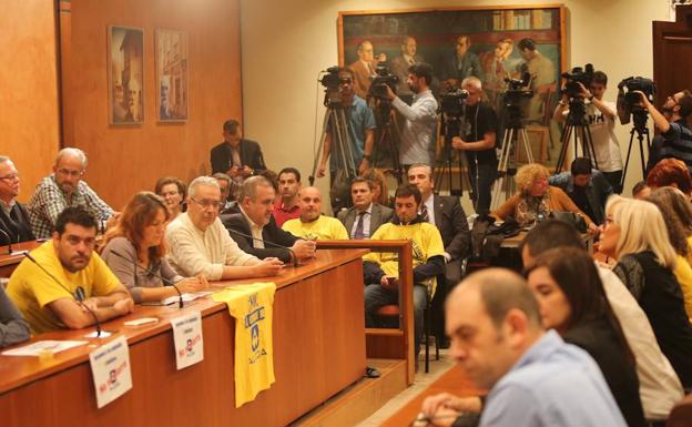 Pleno extraordinario de Avilés contra el cierre de Alcoa, celebrado hoy. 