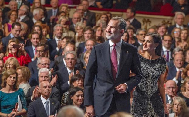 Imagen. Los Reyes fueron ovacionados a su llegada al Teatro Campoamor.