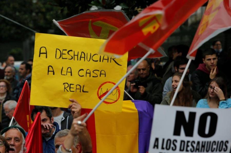 Centenares de personas se congregaron en la calle portando banderas republicanas