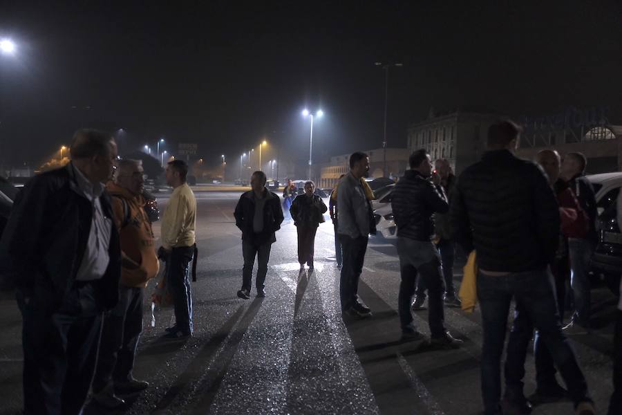 A primera hora de la mañana, una delegación de la plantilla asturiana partió a la ciudad gallega donde la multinacional también ha anunciado que cerrará su plantilla. 