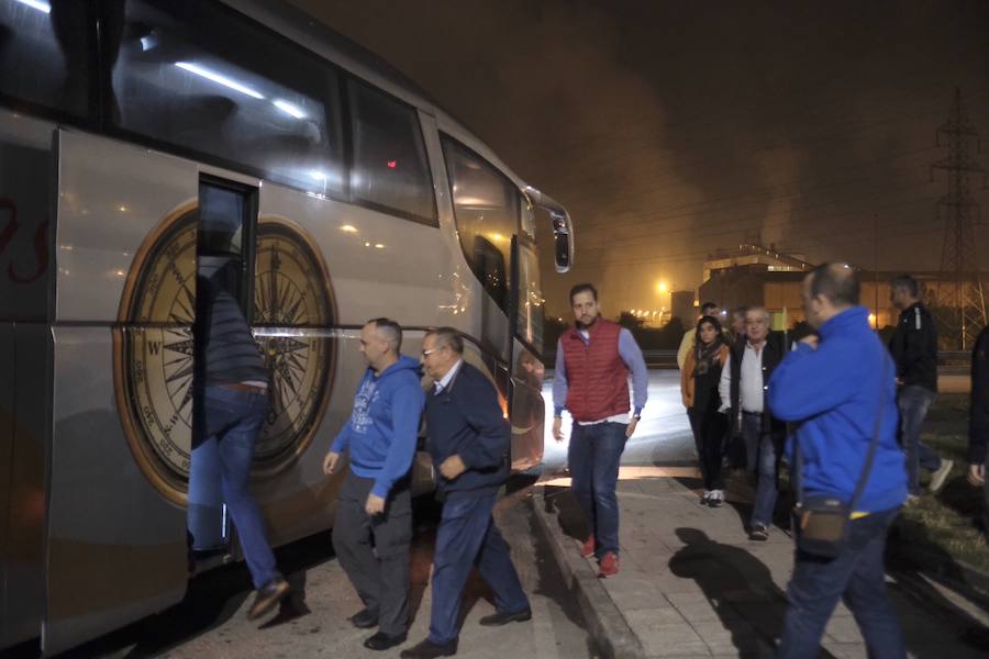A primera hora de la mañana, una delegación de la plantilla asturiana partió a la ciudad gallega donde la multinacional también ha anunciado que cerrará su plantilla. 