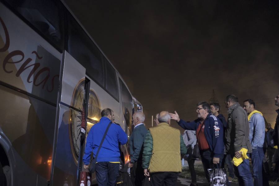 A primera hora de la mañana, una delegación de la plantilla asturiana partió a la ciudad gallega donde la multinacional también ha anunciado que cerrará su plantilla. 