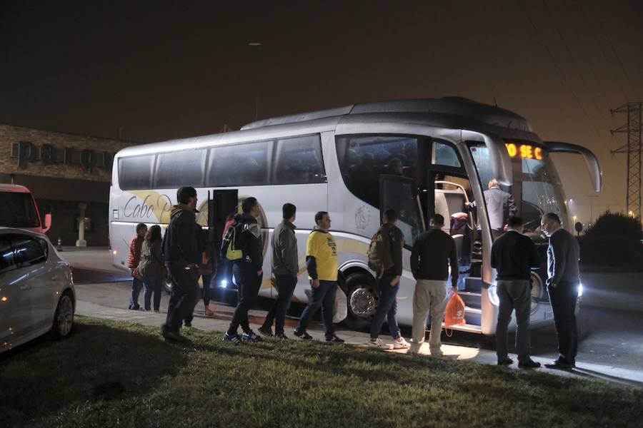A primera hora de la mañana, una delegación de la plantilla asturiana partió a la ciudad gallega donde la multinacional también ha anunciado que cerrará su plantilla. 