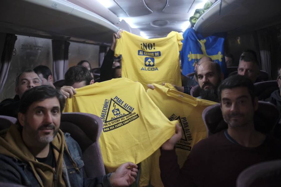 A primera hora de la mañana, una delegación de la plantilla asturiana partió a la ciudad gallega donde la multinacional también ha anunciado que cerrará su plantilla. 