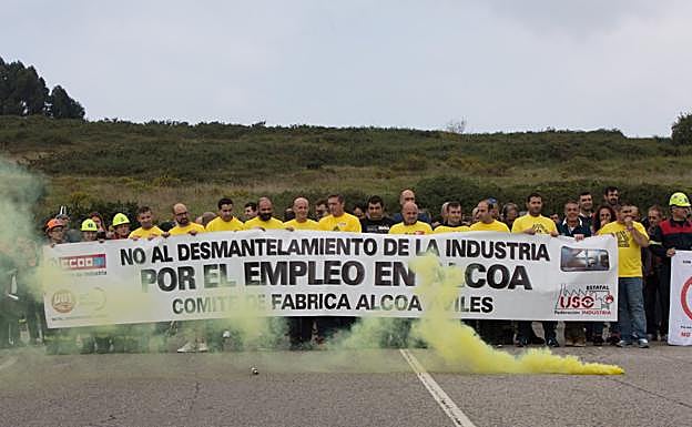 Los trabajadores avilesinos de Alcoa iniciaron ayer las movilizaciones con un corte de carretera. 