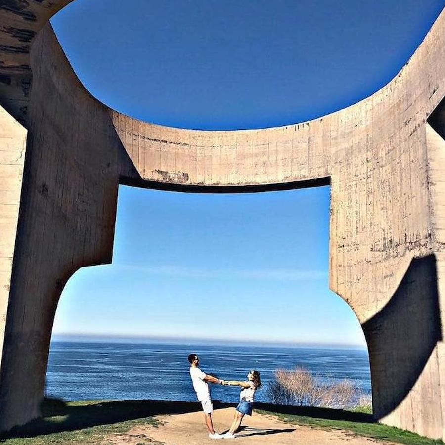 La muestra sobre el proceso de creación de la escultura gijonesa y el congreso en el que expertos de todo el mundo analizarán su impacto y conservación se complementan de la mano de aficionados a la fotografía. El concurso 'Retrato (selfie) con el Elogio'llega hoy a su fin y promete futura exposición. Aún hay tiempo