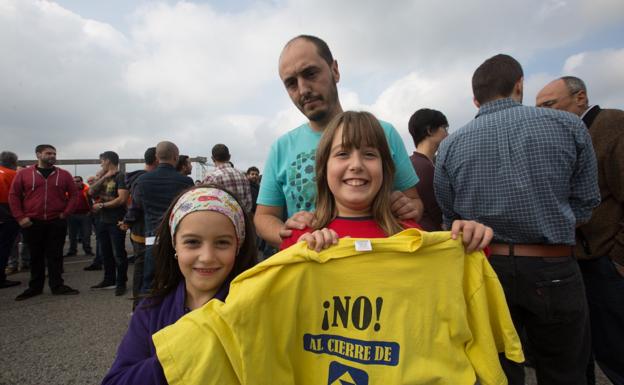 Félix Fernández junto a sus dos hijas. 