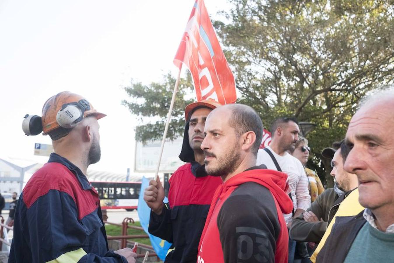 Una delegación de la planta asturiana ha participado en la manifestación celebrada este sábado en la ciudad gallega, donde la multinacional ya ha anunciado que también cerrará su planta.