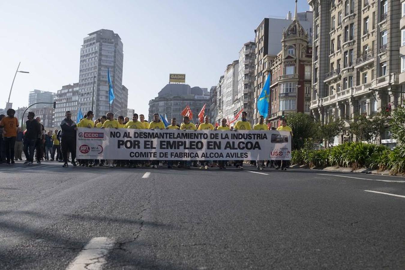 Una delegación de la planta asturiana ha participado en la manifestación celebrada este sábado en la ciudad gallega, donde la multinacional ya ha anunciado que también cerrará su planta.