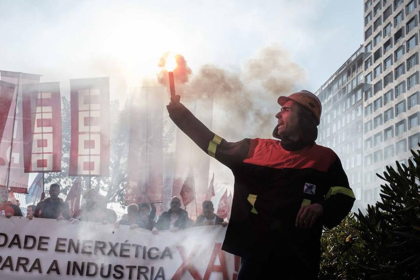 Una delegación de la planta asturiana ha participado en la manifestación celebrada este sábado en la ciudad gallega, donde la multinacional ya ha anunciado que también cerrará su planta.