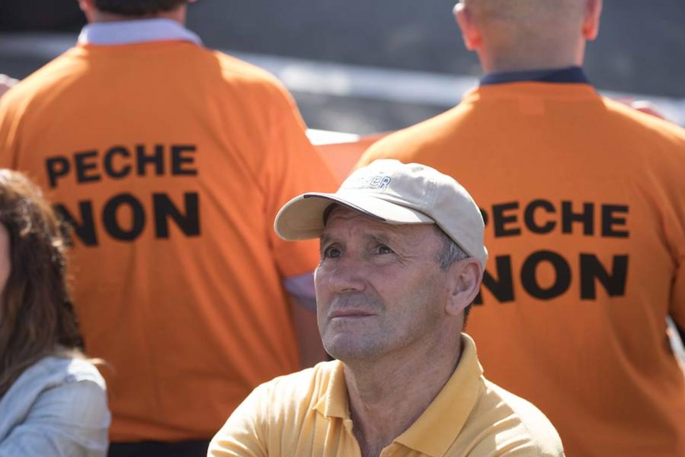 Una delegación de la planta asturiana ha participado en la manifestación celebrada este sábado en la ciudad gallega, donde la multinacional ya ha anunciado que también cerrará su planta.