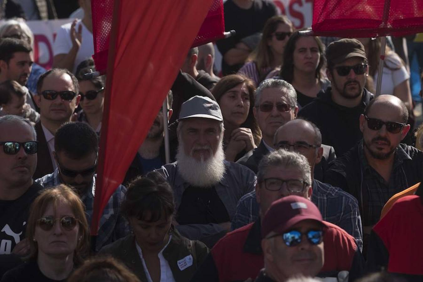 Una delegación de la planta asturiana ha participado en la manifestación celebrada este sábado en la ciudad gallega, donde la multinacional ya ha anunciado que también cerrará su planta.