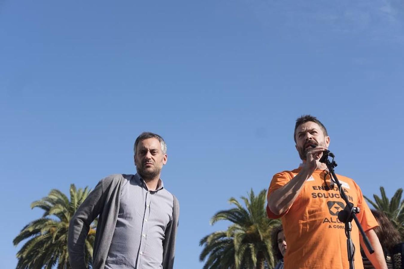 Una delegación de la planta asturiana ha participado en la manifestación celebrada este sábado en la ciudad gallega, donde la multinacional ya ha anunciado que también cerrará su planta.