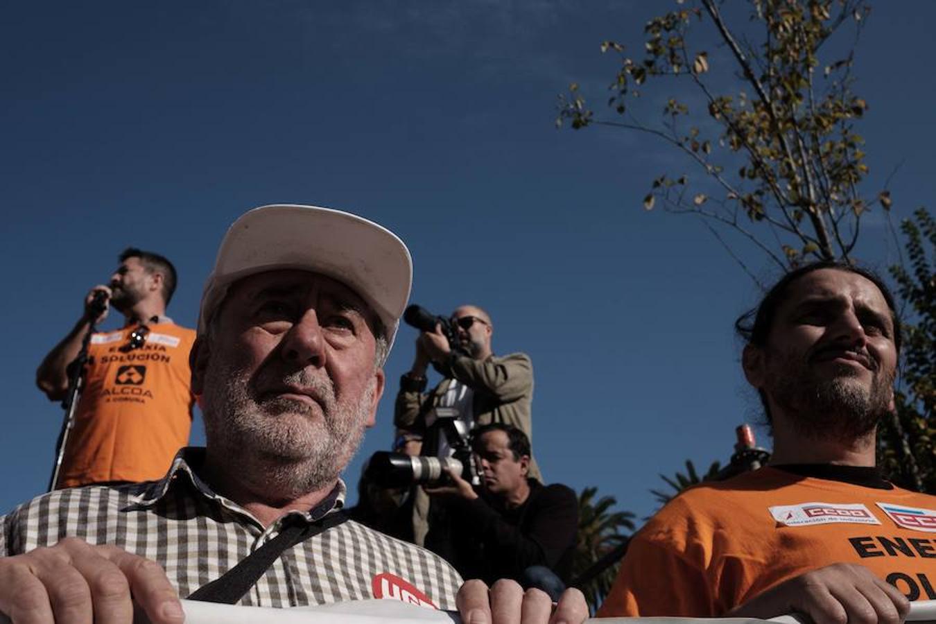 Una delegación de la planta asturiana ha participado en la manifestación celebrada este sábado en la ciudad gallega, donde la multinacional ya ha anunciado que también cerrará su planta.
