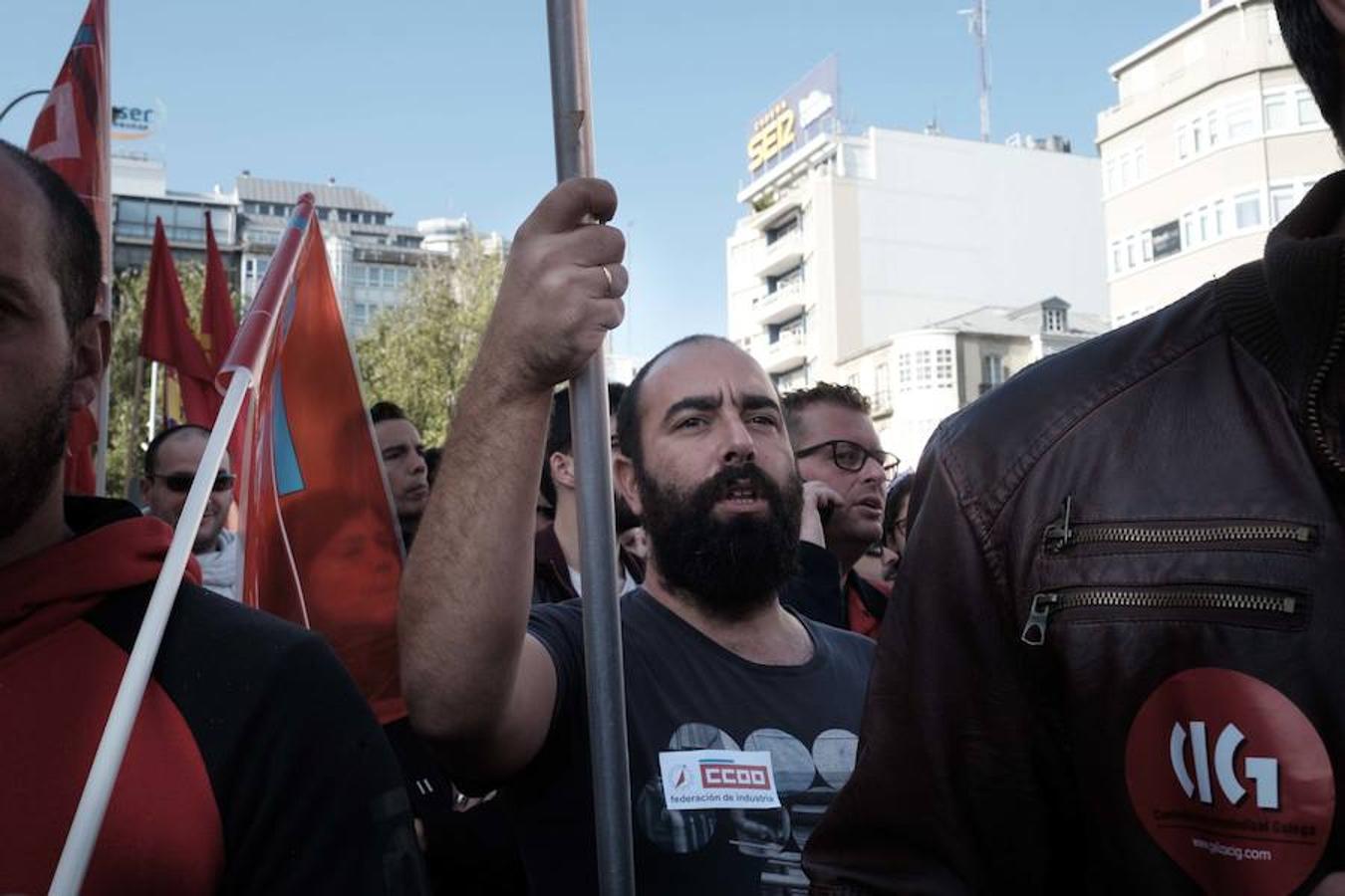 Una delegación de la planta asturiana ha participado en la manifestación celebrada este sábado en la ciudad gallega, donde la multinacional ya ha anunciado que también cerrará su planta.