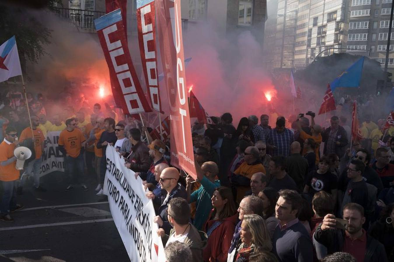 Una delegación de la planta asturiana ha participado en la manifestación celebrada este sábado en la ciudad gallega, donde la multinacional ya ha anunciado que también cerrará su planta.