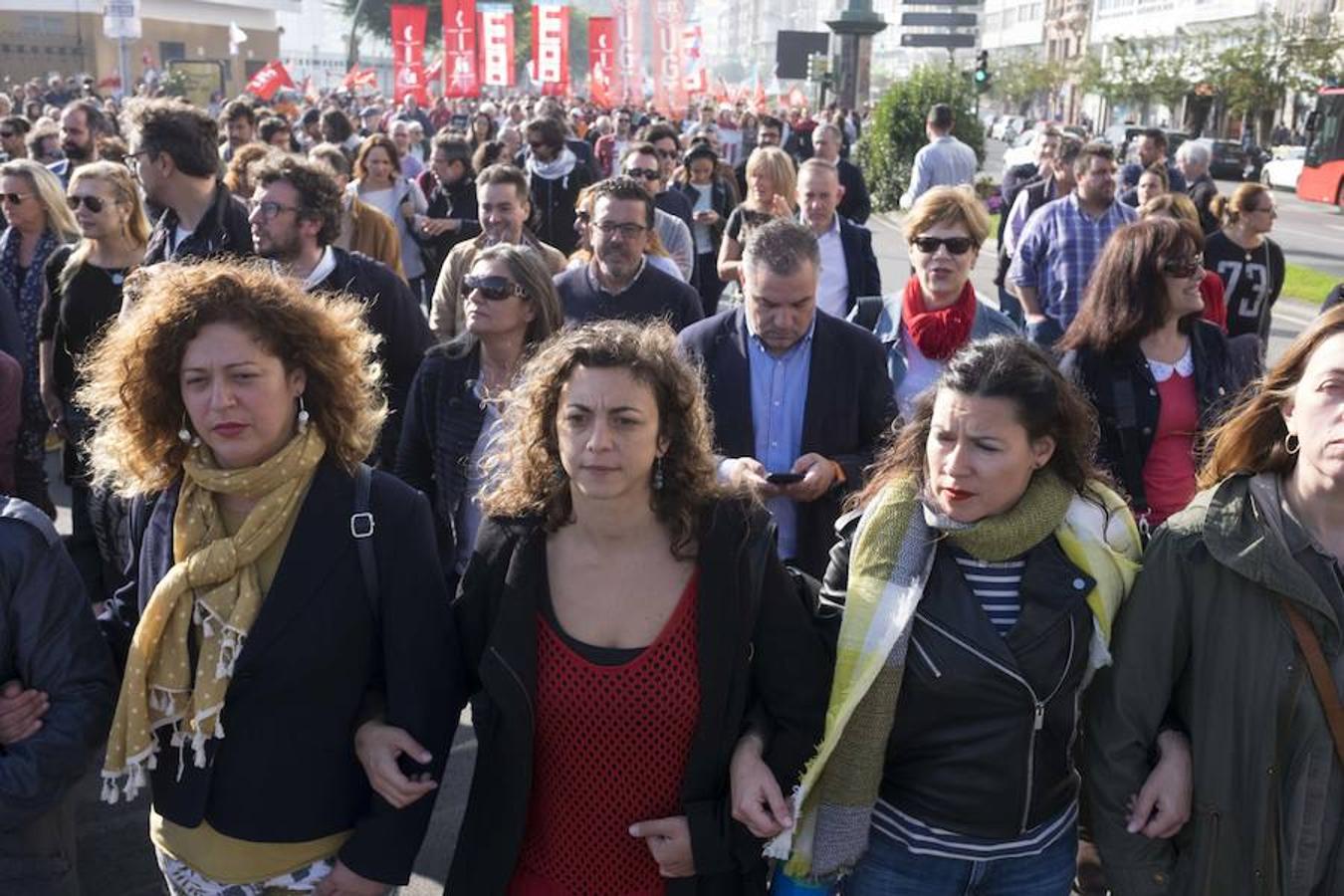 Una delegación de la planta asturiana ha participado en la manifestación celebrada este sábado en la ciudad gallega, donde la multinacional ya ha anunciado que también cerrará su planta.