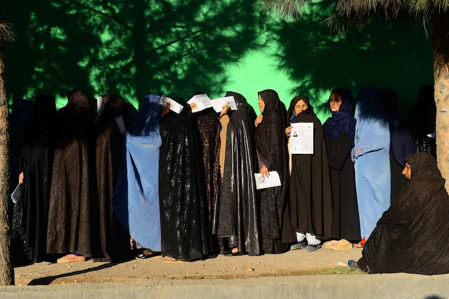 Un grupo de mujeres afganas hacen cola para votar.