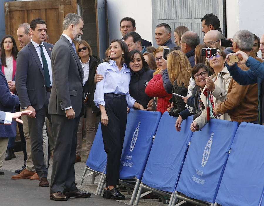 Felipe VI destaca el esfuerzo de los vecinos de Moal por proteger su entorno y «buscar alternativas» en nuevos sectores «que os permiten mantener el pueblo vivo»
