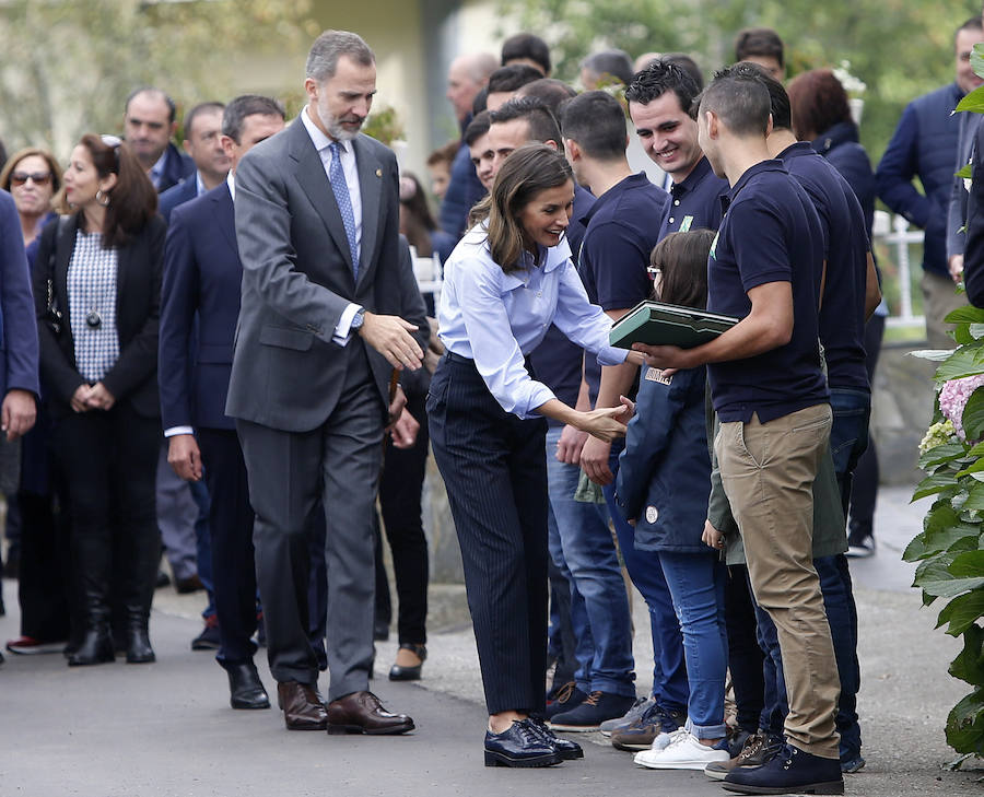 Felipe VI destaca el esfuerzo de los vecinos de Moal por proteger su entorno y «buscar alternativas» en nuevos sectores «que os permiten mantener el pueblo vivo»