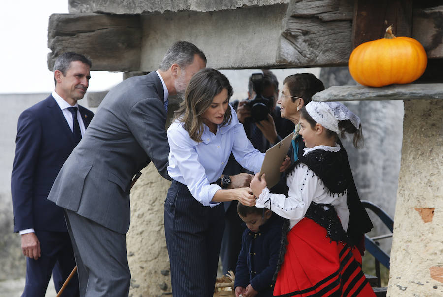 Felipe VI destaca el esfuerzo de los vecinos de Moal por proteger su entorno y «buscar alternativas» en nuevos sectores «que os permiten mantener el pueblo vivo»