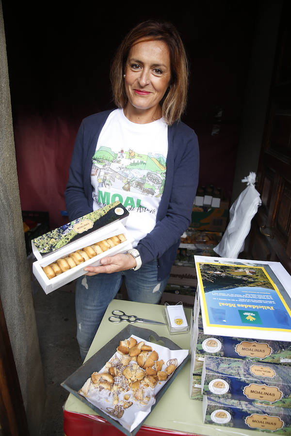 Felipe VI destaca el esfuerzo de los vecinos de Moal por proteger su entorno y «buscar alternativas» en nuevos sectores «que os permiten mantener el pueblo vivo»