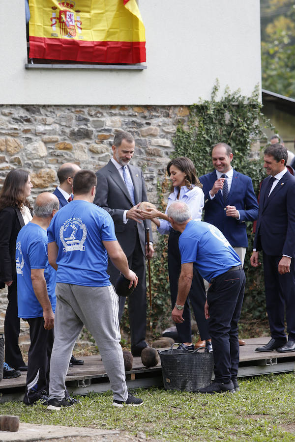 Felipe VI destaca el esfuerzo de los vecinos de Moal por proteger su entorno y «buscar alternativas» en nuevos sectores «que os permiten mantener el pueblo vivo»