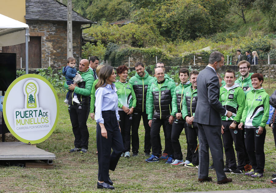 Felipe VI destaca el esfuerzo de los vecinos de Moal por proteger su entorno y «buscar alternativas» en nuevos sectores «que os permiten mantener el pueblo vivo»