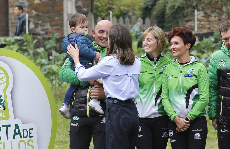 Felipe VI destaca el esfuerzo de los vecinos de Moal por proteger su entorno y «buscar alternativas» en nuevos sectores «que os permiten mantener el pueblo vivo»