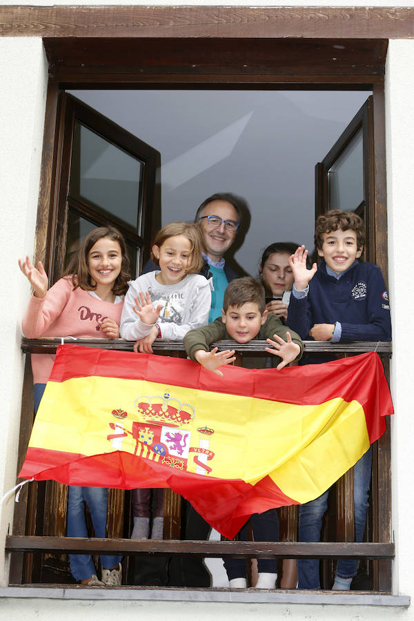 Felipe VI destaca el esfuerzo de los vecinos de Moal por proteger su entorno y «buscar alternativas» en nuevos sectores «que os permiten mantener el pueblo vivo»