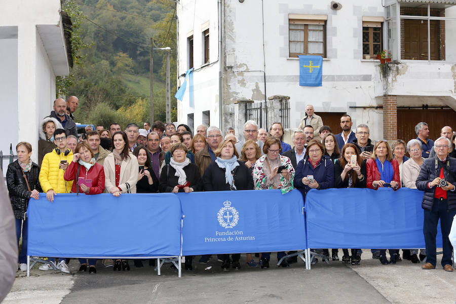Felipe VI destaca el esfuerzo de los vecinos de Moal por proteger su entorno y «buscar alternativas» en nuevos sectores «que os permiten mantener el pueblo vivo»