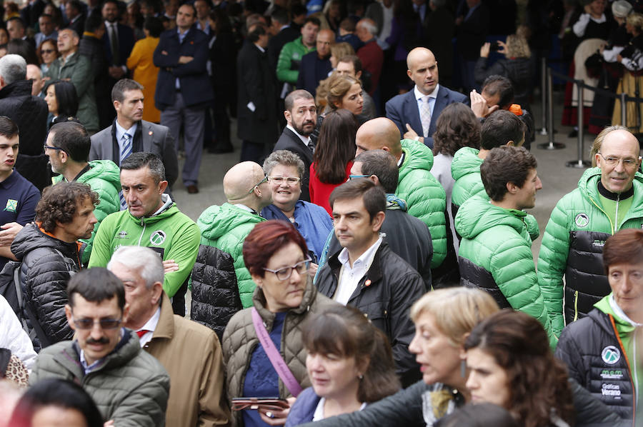 Felipe VI destaca el esfuerzo de los vecinos de Moal por proteger su entorno y «buscar alternativas» en nuevos sectores «que os permiten mantener el pueblo vivo»