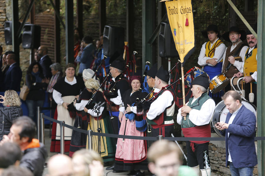 Felipe VI destaca el esfuerzo de los vecinos de Moal por proteger su entorno y «buscar alternativas» en nuevos sectores «que os permiten mantener el pueblo vivo»