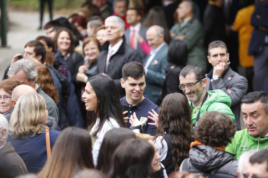 Felipe VI destaca el esfuerzo de los vecinos de Moal por proteger su entorno y «buscar alternativas» en nuevos sectores «que os permiten mantener el pueblo vivo»