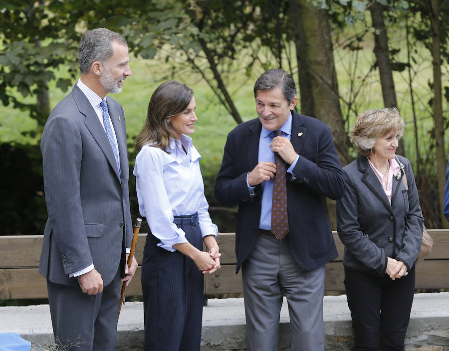 Felipe VI destaca el esfuerzo de los vecinos de Moal por proteger su entorno y «buscar alternativas» en nuevos sectores «que os permiten mantener el pueblo vivo»