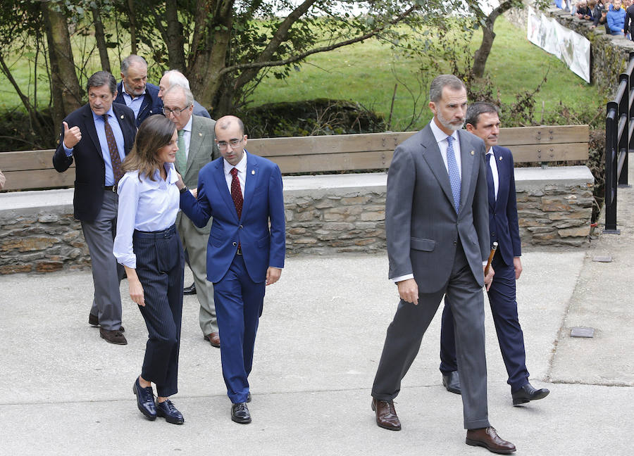 Felipe VI destaca el esfuerzo de los vecinos de Moal por proteger su entorno y «buscar alternativas» en nuevos sectores «que os permiten mantener el pueblo vivo»